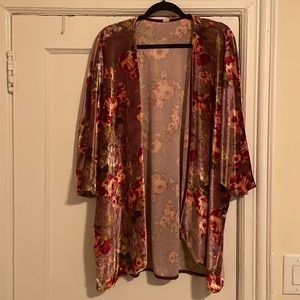 Floral shawl. Size large.